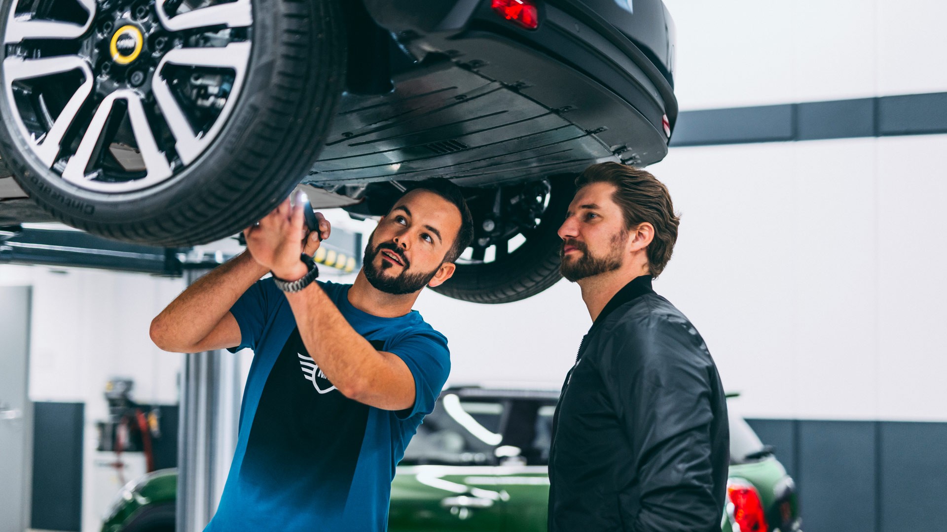 MINI Service - τεχνικοί μπροστά από ένα clubman
